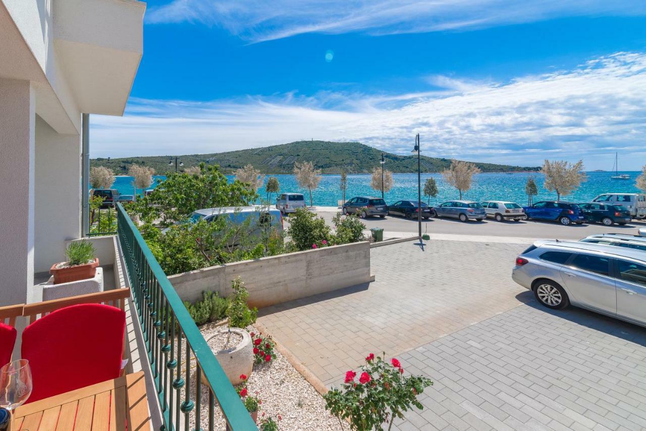 Beachfront Apartments Villa Sisa Primošten Екстериор снимка